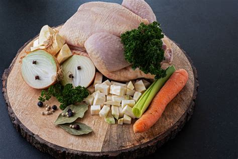 Ingredientes frescos y listos para cocinar pollo en salsa