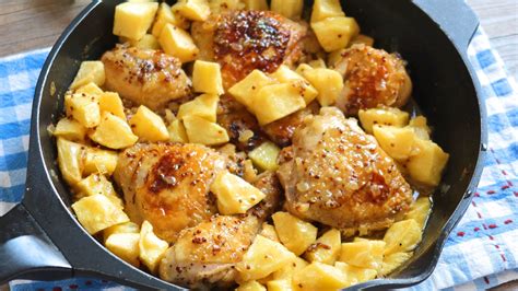 Plato terminado de pollo con miel y mostaza, acompañado de patatas fritas