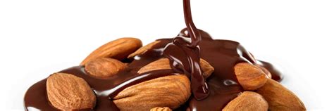 Cilindros de plátano bañados en chocolate negro y cubiertos con frutos secos machacados.