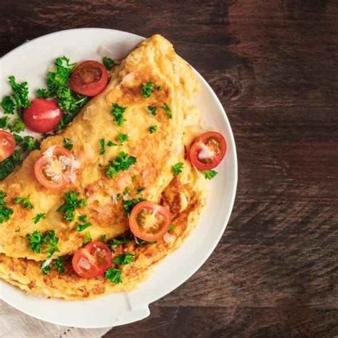 Ilustración de un omelette esponjoso con verduras coloridas