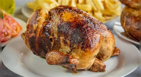 Infografía histórica sobre el origen del pollo a la brasa en el restaurante La Granja Azul