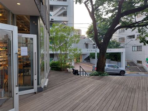Fotografía del exterior moderno y elegante de Akomeya Tokyo en la zona de Kagurazaka