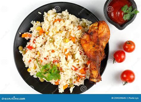Plato de pollo frito con verduras y salsa de vinagre negro servido con arroz