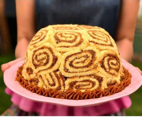 Torta helada de pionono con dulce de leche y nuez, vista en corte