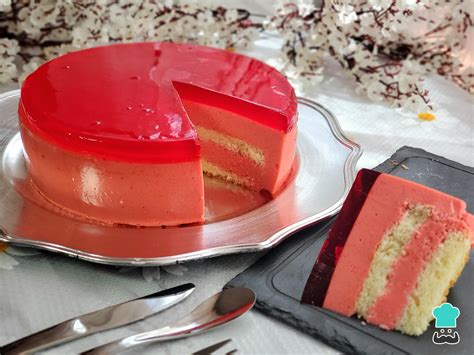Torta helada de chocolate en capas con crema chantillí, almendras y frutos rojos