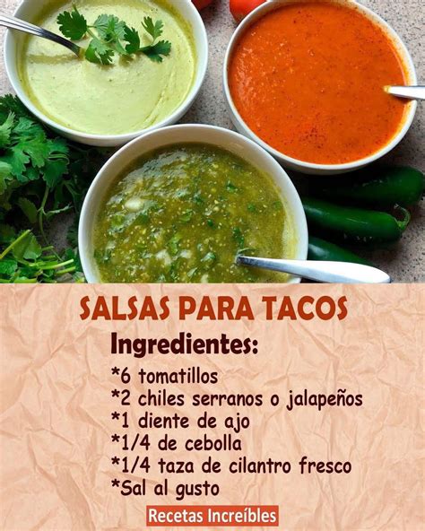 Esquema de ingredientes: tomatillos, chiles, cebolla, ajo y cilantro fresco sobre una mesa de madera.
