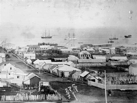 Vista de la calle Errázuriz en Punta Arenas con sus característicos locales