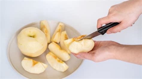 manzana pelada y cortada en trozos para el puré