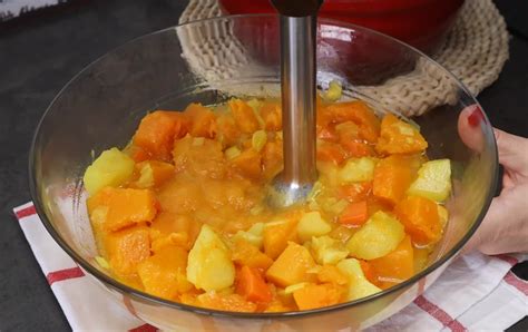 manzana y zanahoria cocidas listas para triturar