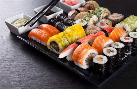 Detalles de presentación de un plato de sushi de alta calidad