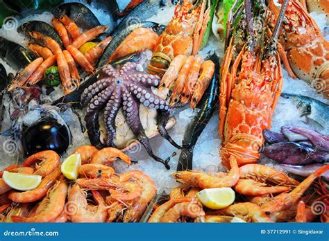 Variedad de pescados frescos y mariscos listos para ser usados en sushi