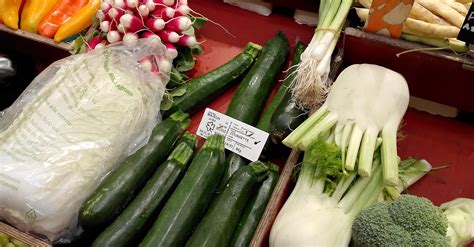 Mercado de productos frescos en Arica, destacando vegetales coloridos