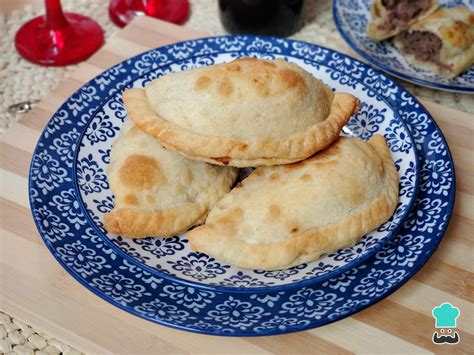 Primer plano de empanadas de pino y salteñas jugosas