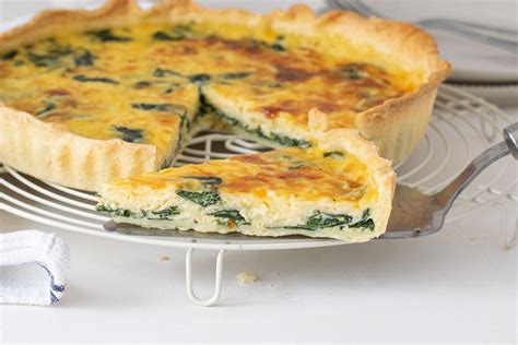Ingredientes frescos para quiche: espinacas, espárragos, huevos, nata, queso.