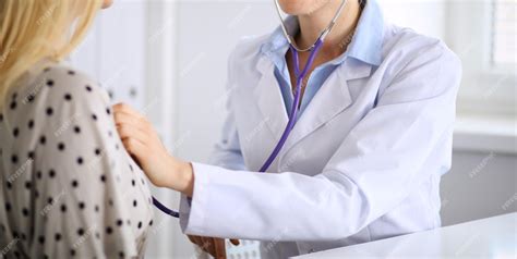 Consulta médica: Médico examinando a un paciente con quejas de sensaciones en la cabeza