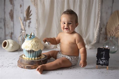 Bebé explorando un smash cake con las manos