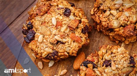 Ilustración de una variedad de galletas caseras con frutas y frutos secos.