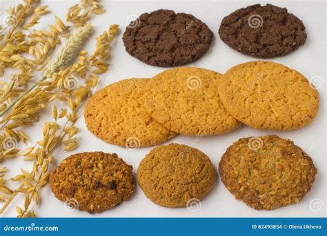 Collage de fotos mostrando diferentes tipos de galletas de avena.