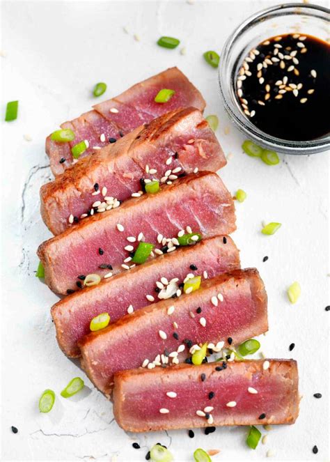 Esquema de preparación de atún fresco marinado con vegetales de hoja verde