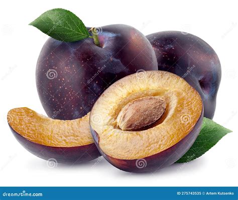 Ciruelas rojas cortadas por la mitad, mostrando el hueso a retirar.