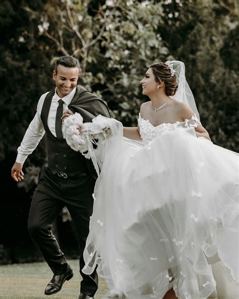 Ilustración histórica o fotografía de una pareja de recién casados cruzando un umbral