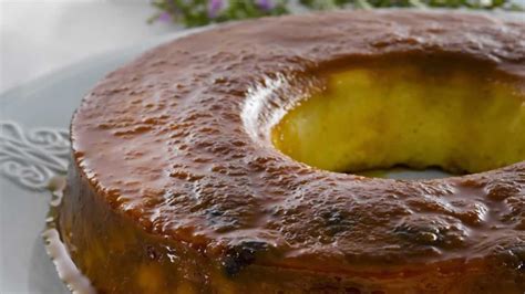 Budín de pan light decorado con frutas frescas