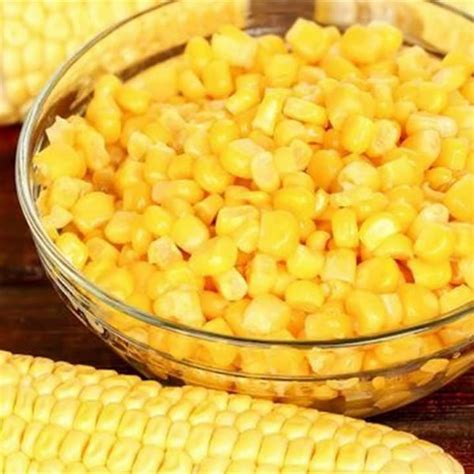 Fotografía de un choclo cocido en microondas, listo para servir.