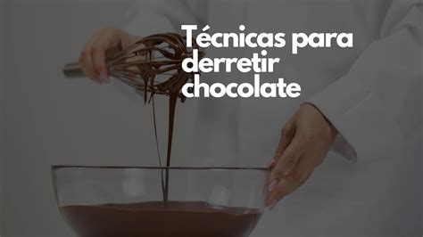 Infografía mostrando los pasos para derretir chocolate usando el método del baño maría y el microondas.