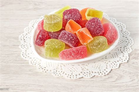 Foto de diferentes productos alimenticios que contienen gelatina (gomitas, yogures, postres)