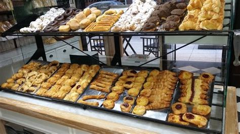 Foto de una panadería argentina tradicional con variedad de productos de panadería y confitería