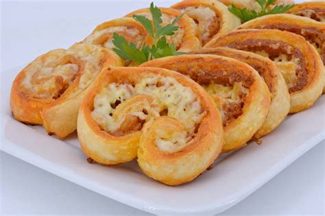 Foto de rollitos de hojaldre con chorizo listos para servir en un plato