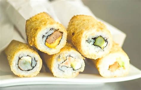 Proceso de enrollado de un hand roll de sushi con una esterilla de bambú