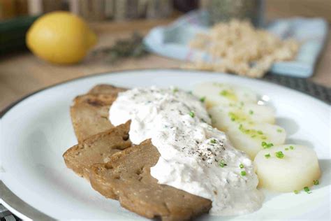 Plato de seitán con salsa de pimienta verde