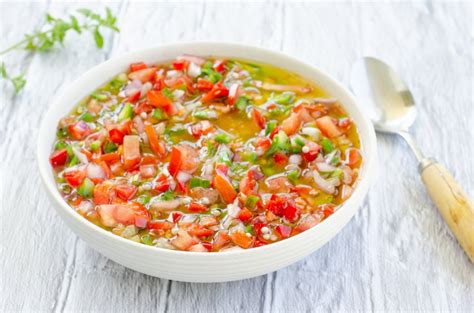 Primer plano de la salsa criolla y la salsa tártara, acompañamientos del sándwich