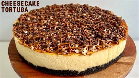Ilustración esquemática de las capas de un cheesecake tortuga: base de galleta, queso crema, caramelo y nueces