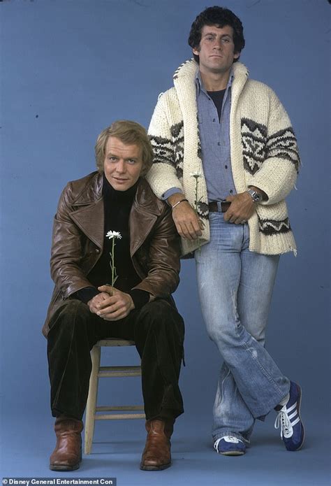 Fotografía de archivo de David Soul y Paul Michael Glaser en el set de rodaje de Starsky y Hutch junto al emblemático Ford Gran Torino rojo.