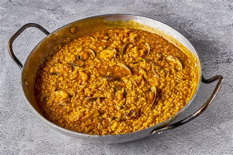 Arroz Alechonado listo para servir, con la piel dorada y crujiente.