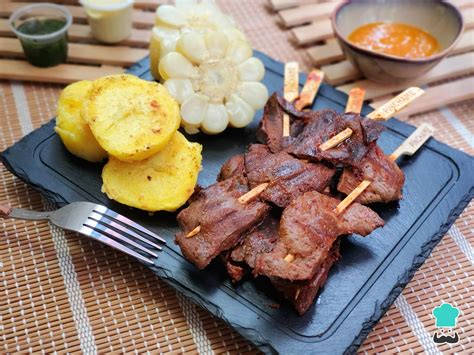 Logo conceptual para restaurante de anticuchos con elementos rústicos y tradicionales