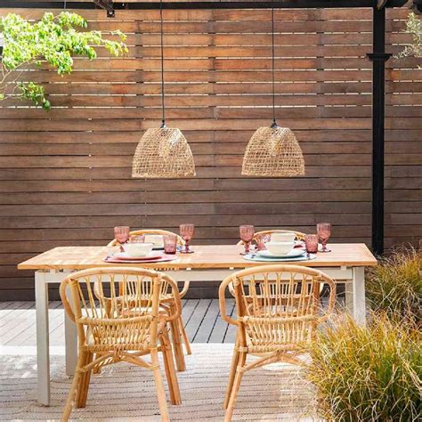 Mobiliario de madera rústica y detalles en mimbre para un restaurante