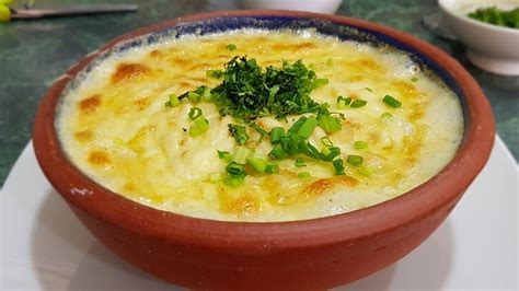 Chupe de guatitas recién horneado en fuente de greda con queso gratinado
