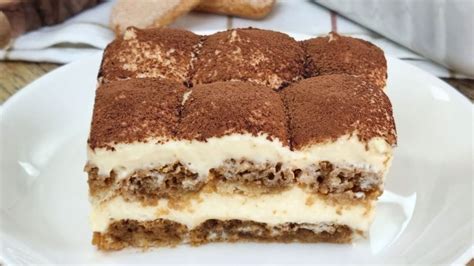 Infografía comparativa de tiramisú tradicional vs. tiramisú sin azúcar, destacando ingredientes y valores nutricionales.