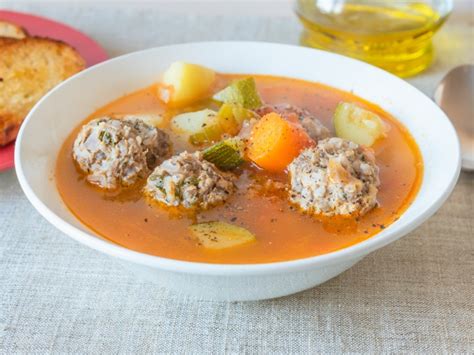 Plato de albóndigas en caldo con verduras