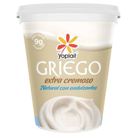 Waffles cubiertos con yogurt griego cremoso y una variedad de bayas frescas como moras y arándanos