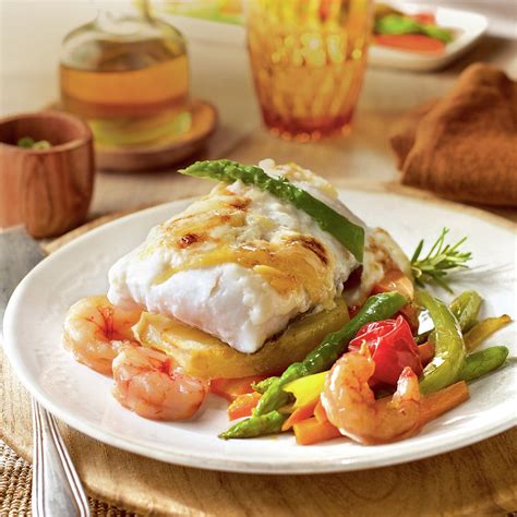 Fotografía de un plato terminado de corvina gratinada con mayonesa y guarnición de vegetales