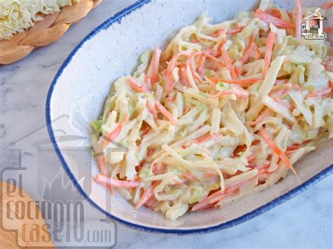 Ensalada fresca de col, manzana y zanahoria lista para servir