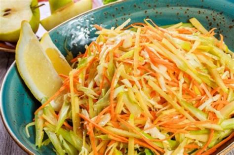 Ensalada de manzana, zanahoria y col servida como guarnición de una hamburguesa
