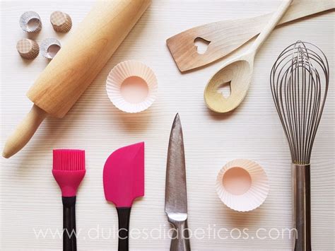Imagen de diversos utensilios de repostería y materias primas para galletas