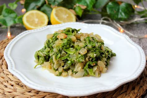 Plato de acelgas salteadas con ajo y piñones