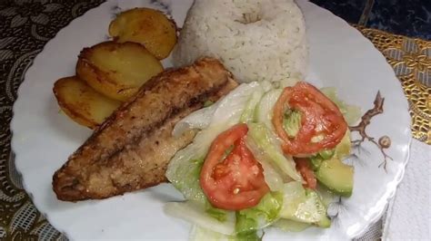 Plato terminado de pescado napolitano con papas chaucha servido en una fuente rústica