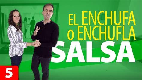 Infografía detallada del paso de salsa Enchufla, mostrando las posiciones clave y la trayectoria de la pareja.